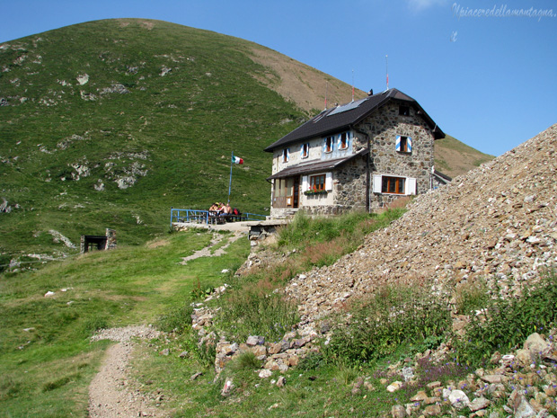 Rifugio Grassi ai piedi del Pizzo dei Tre signori