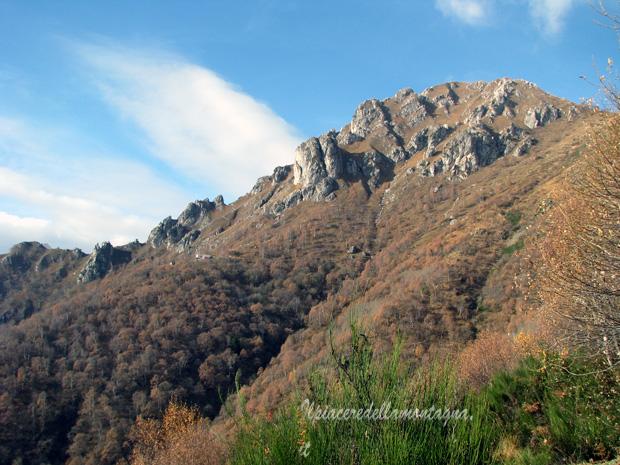 Il monte Grona con ai piedi il rifugio Menaggio